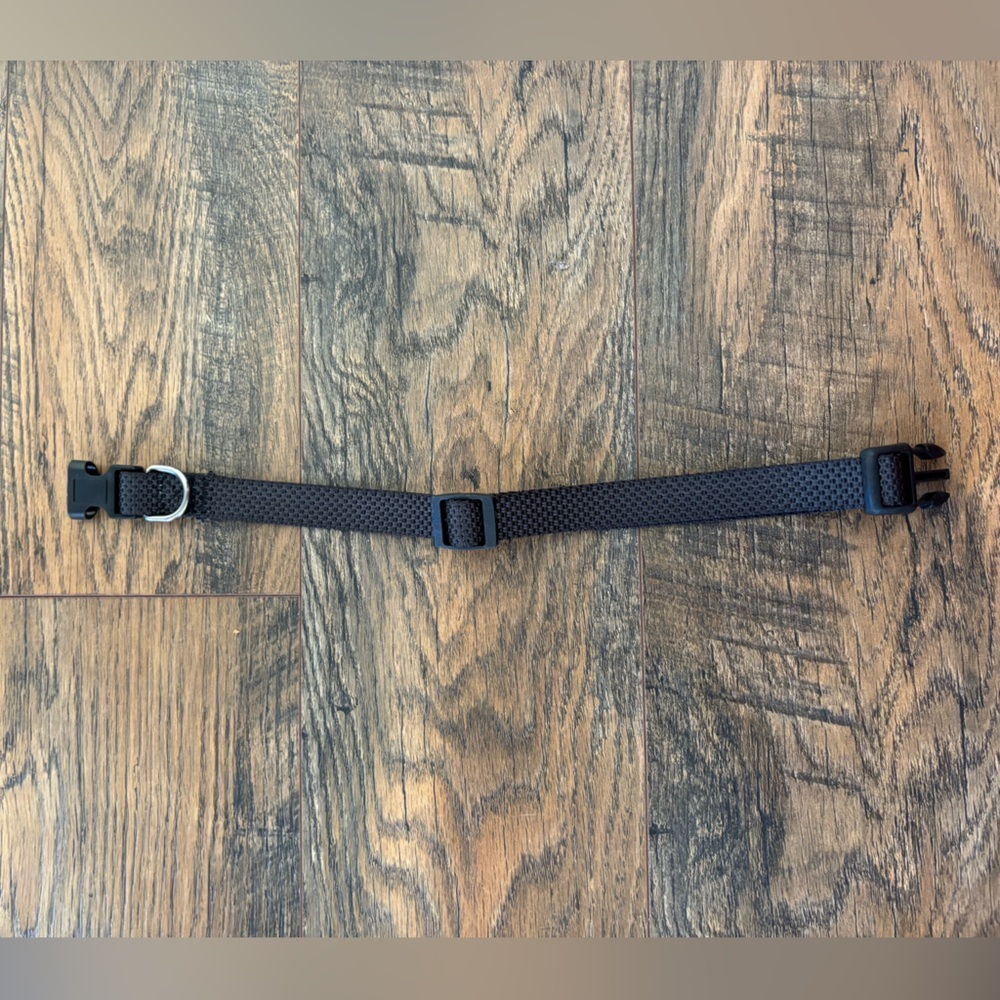 Skinny nylon collar. Fits medium/ large breed.